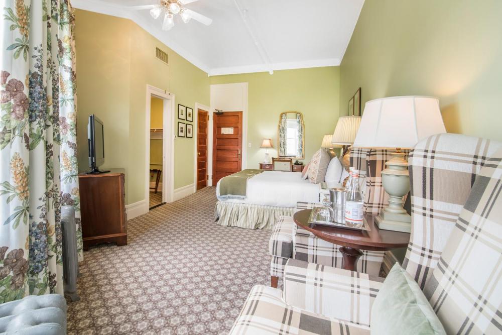 ADA Deluxe Room - 1 King Bed interior