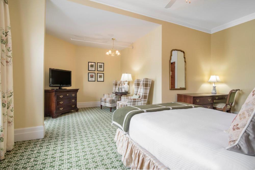 ADA Traditional Room - 1 Queen Bed with Roll In Shower interior
