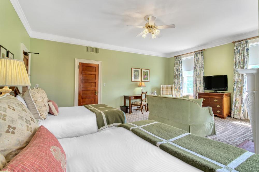 Deluxe Room 2 Queen Beds - Mountain View interior